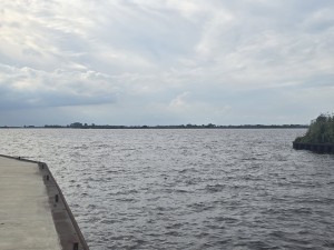Schildmeer met lichte golven langs de kade.