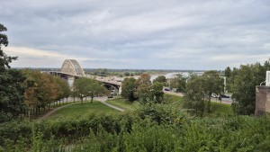 Uitzicht op de Waalbrug
