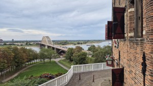 Uitzicht op de Waalbrug