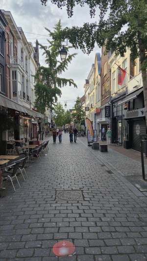 Gezellige winkelstraat met terrassen