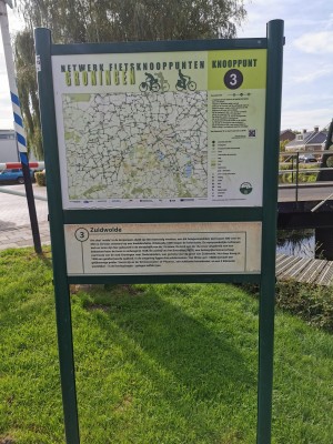 Informatiebord met fietsroutekaart van knooppunt 3 in Groningen.